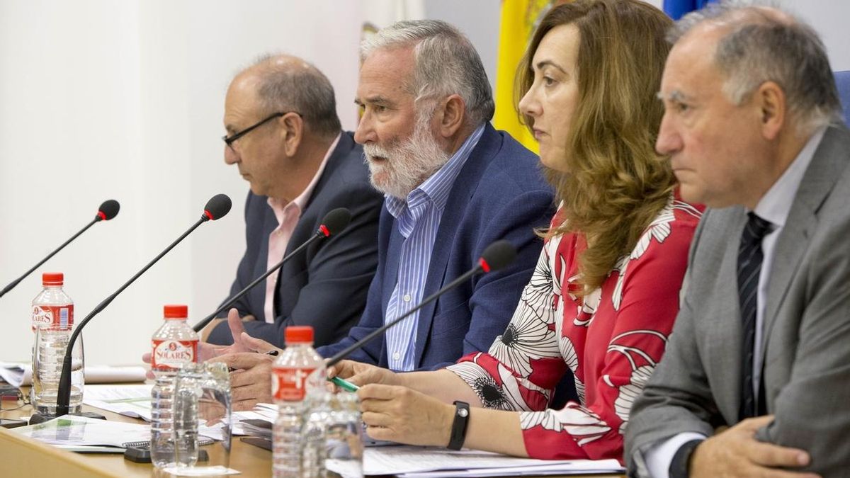 Ramón Ruiz (PSOE), junto a su equipo en la Consejería de Educación.