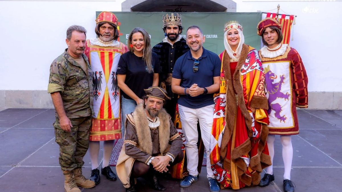 El alcalde de Santa Cruz posa con figurantes durante el Plenilunio.