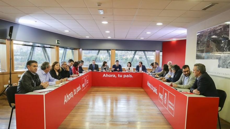 El secretario general del PSOE, Pedro Sánchez, encabeza la reunión de la Comisión Permanente de la Ejecutiva Federal del PSOE ayer en una reunión extraordinaria en Valladolid. / Leticia Pérez / ICAL