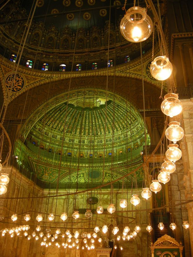 Interior de la Mezquita de Mohammed Ali, una construcción levantada por las autoridades otomanas en El Cairo para rivalizar con las famosas cúpulas de Estambul.