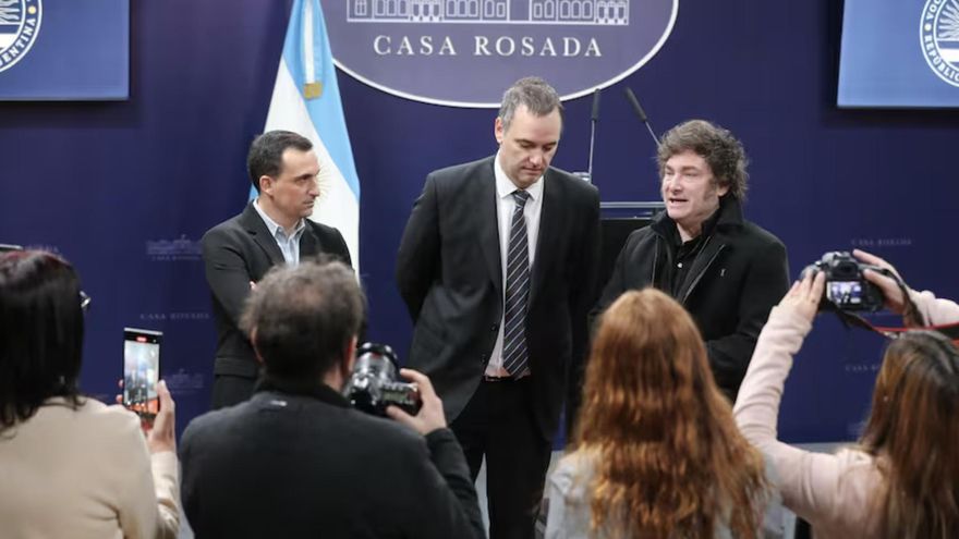 Denuncian que Milei "censura" y "ataca a la prensa" tras prohibir el acceso a la Casa Rosada de los periodistas acreditados