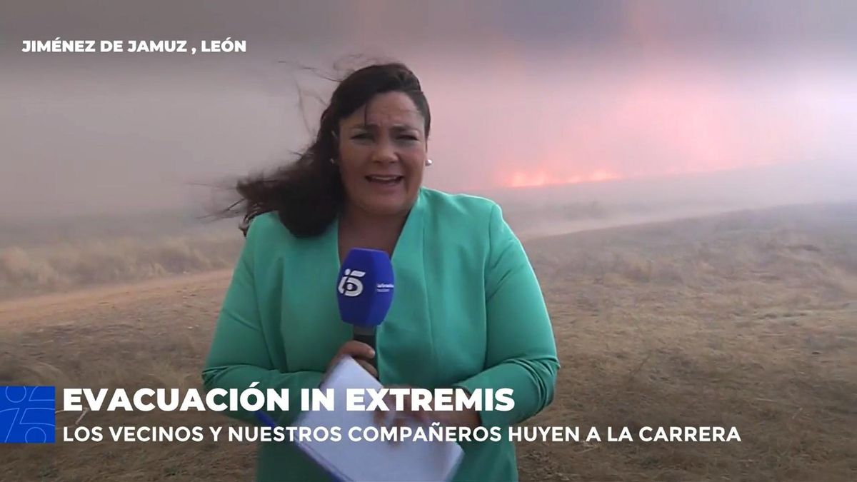 Un equipo de 'Informativos Telecinco' huye de las llamas en un incendio en León: "¡Vámonos, que viene!"