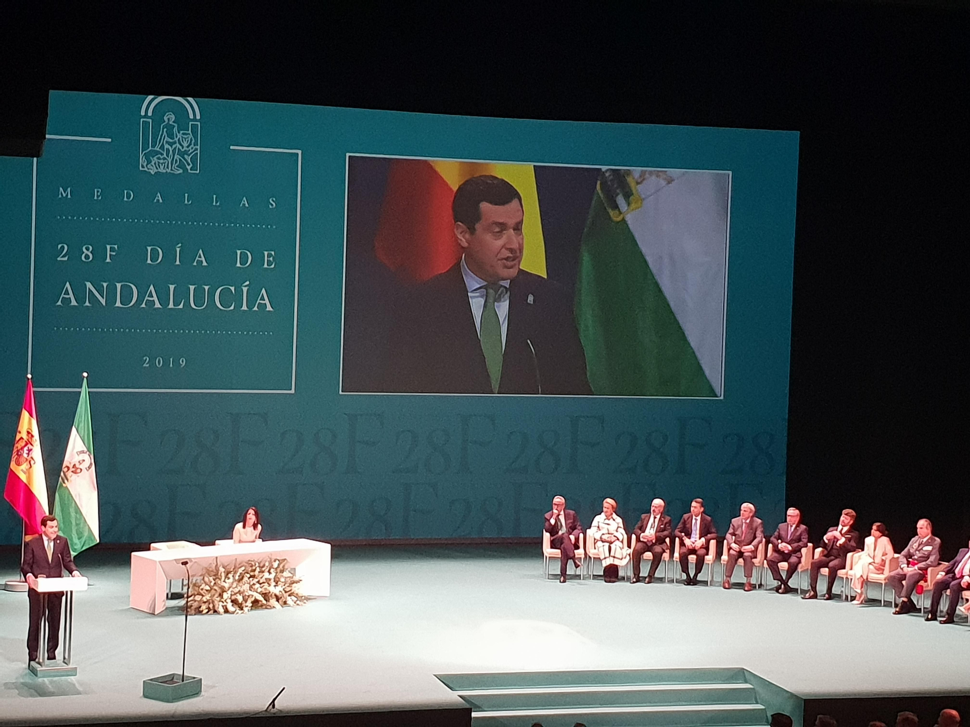 El presidente de la Junta, Juan Manuel Moreno Bonilla, ofrece su discurso en el 28F.