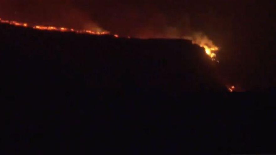 La lava del volcán de La Palma entra en el océano por Tazacorte
