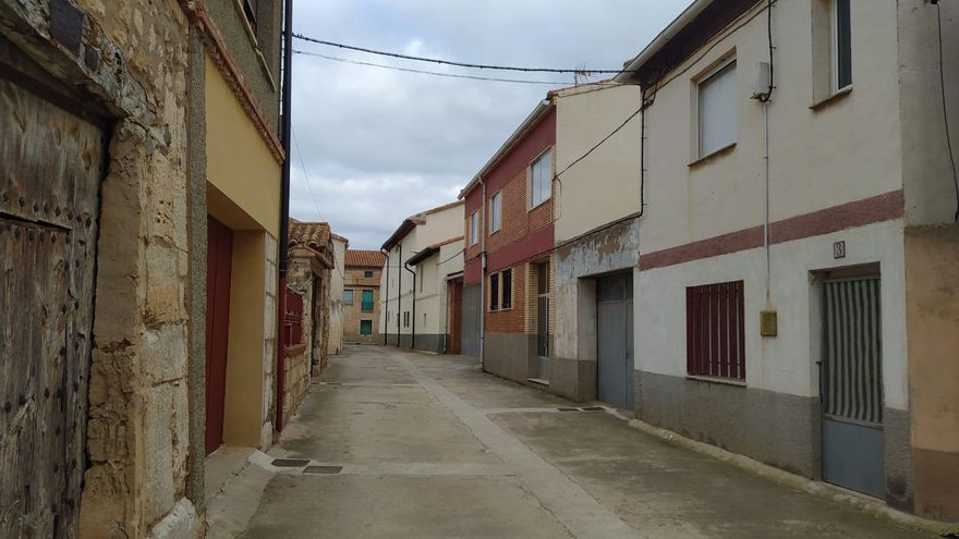 Calles sin actividad de vecinos en Perales del Alfambra