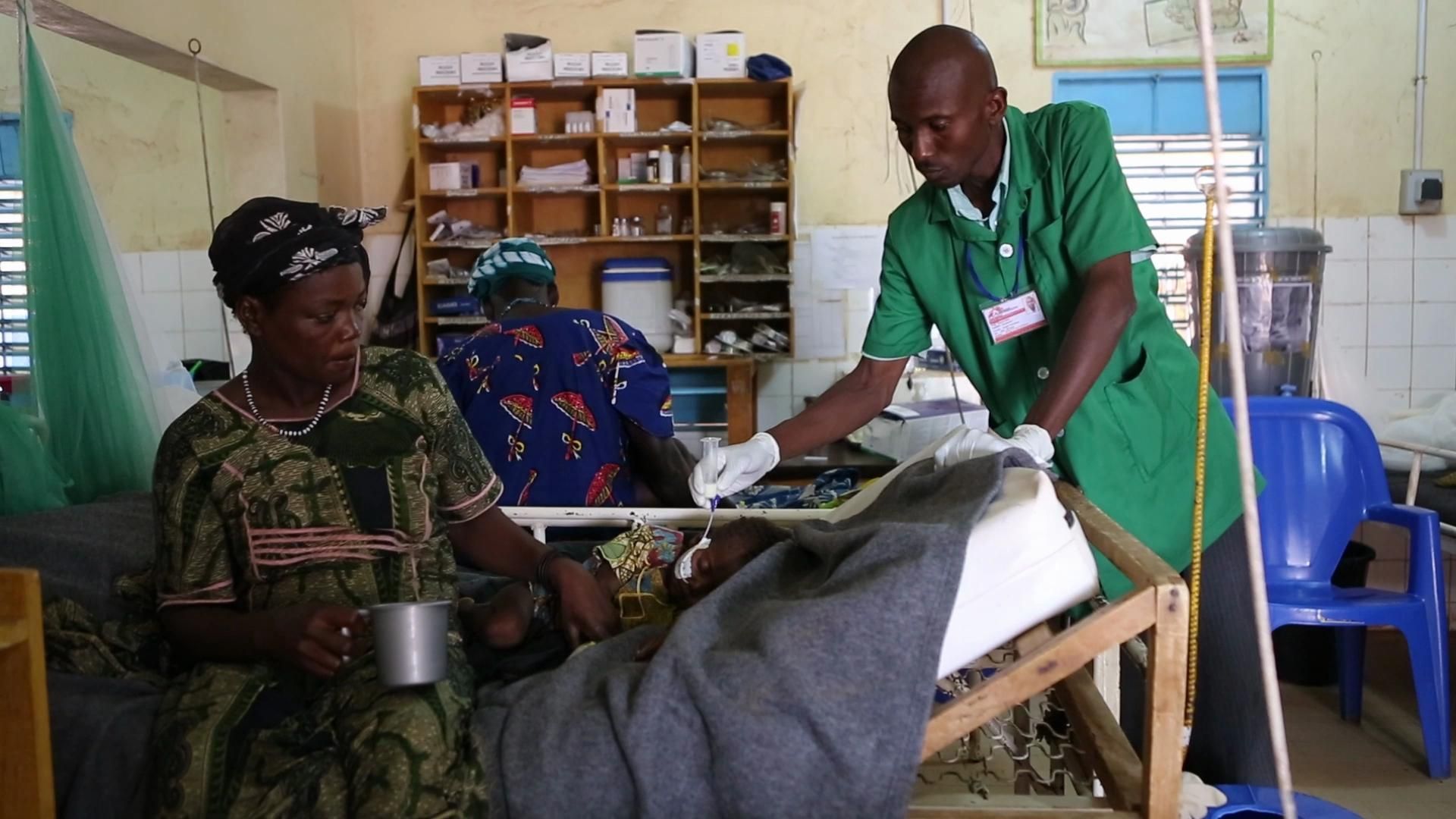 El hospital del distrito de Madaoua tiene capacidad para 150 niños, pero en las últimas semanas hay ingresados unos 300; más de la mitad padecen malaria. Para frenar el impacto que la desnutrición y la malaria tienen en los niños más pequeños, MSF ha implementado nuevas estrategias. En primer lugar, ha reforzado el trabajo a nivel comunitario (PECADOM, del francés ‘Prise En Charge À Domicile’ o Atención a Domicilio). Se hace gracias a ‘agentes de malaria’, los ‘agents palu’, que diagnostican y tratan la malaria simple en los pueblos para evitar complicaciones, y que también examinan el estado nutricional y la cobertura de vacunación del niño.  / Fotografía: MSF