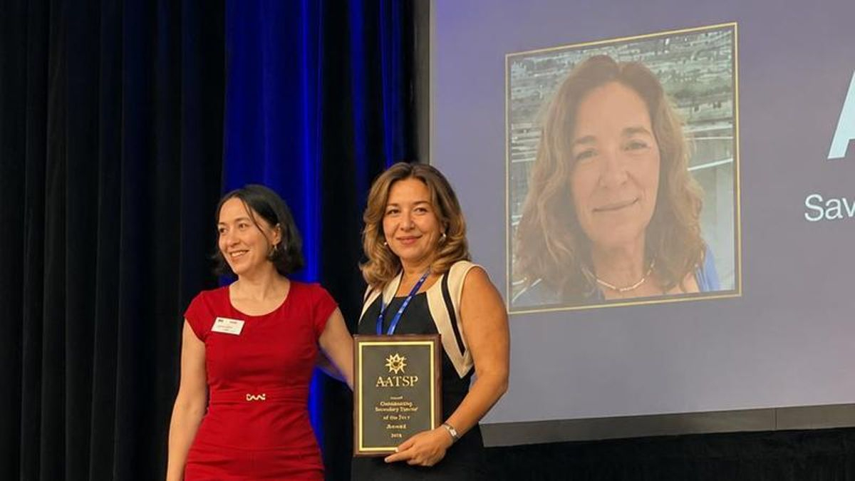 Ana Zurita (derecha), recibe el premio a profesora del año de la American Association of Teachers of Spanish and Portuguese (AATSP).