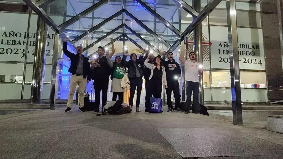 Entre aplausos y vítores de centenares de compañeros, con los puños en alto, fundiéndose en abrazos y reivindicando la educación pública. Así terminaron los diez días de encierro docente en el Gobierno de Cantabria por la adecuación salarial: “Entramos nueve y salimos nueve mil”, destacaron los representantes sindicales nada más cruzar la puerta de la sede de Peña Herbosa.