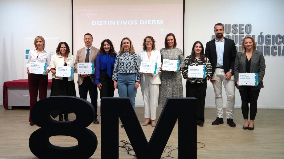 La consejera de Política Social, Familias e Igualdad, Conchita Ruiz, junto a las empresas reconocidas con el Distintivo DIERM el pasado año