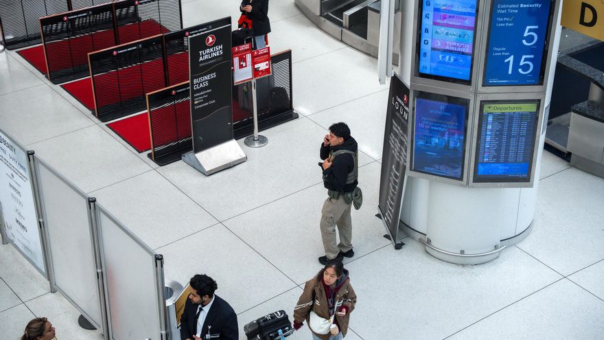 Trump anuncia un decreto para sortear el cierre parcial de la Administración y pagar a los agentes de los aeropuertos