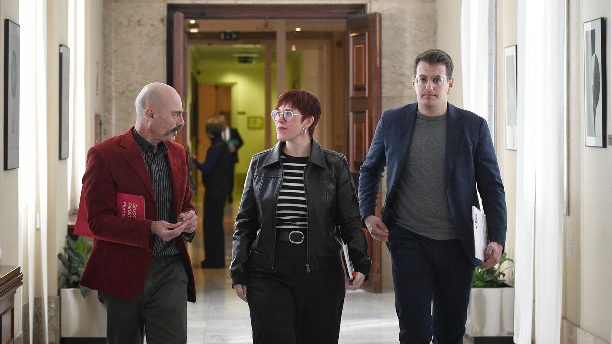 (I-D) El diputado de Sumar Txema Guijarro; con la portavoz de Compromís en el Congreso, Águeda Micó y el diputado de Sumar Jorge Pueyo, a su llegada a una reunión de la Junta de Portavoces, en el Congreso de los Diputados, a 4 de febrero de 2025, en Madrid (E