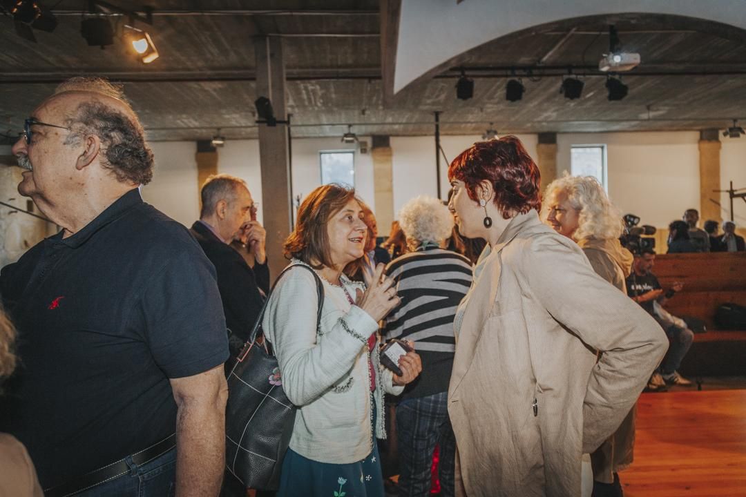Elisa Reche hablando con una socia