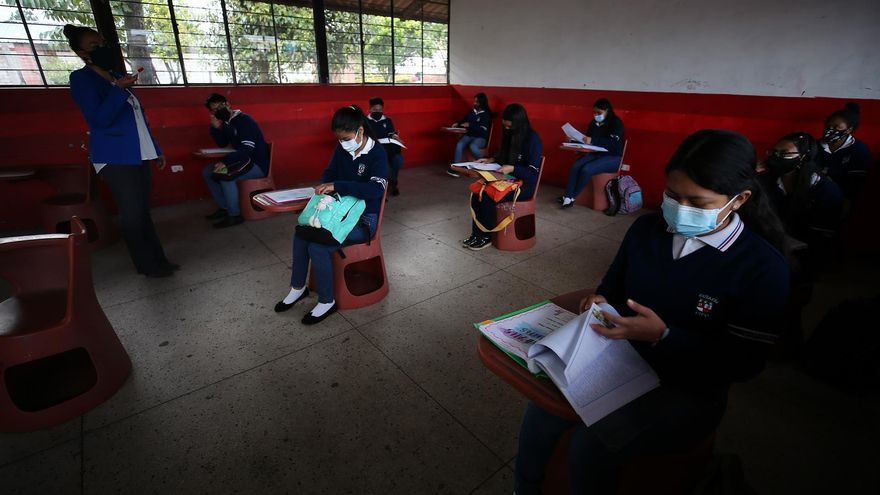 Estudiantes de la Unidad Educativa Agropecuaria Eduardo Salazar Gómez regresan a clases presenciales, tras 15 meses de clases virtuales, hoy, en la zona rural de Pifo, a las afueras de Quito (Ecuador).