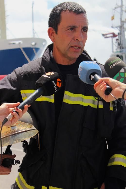 Incendio de un pesquero en el Muelle Reina Sofía. (CIRENIA VICO)