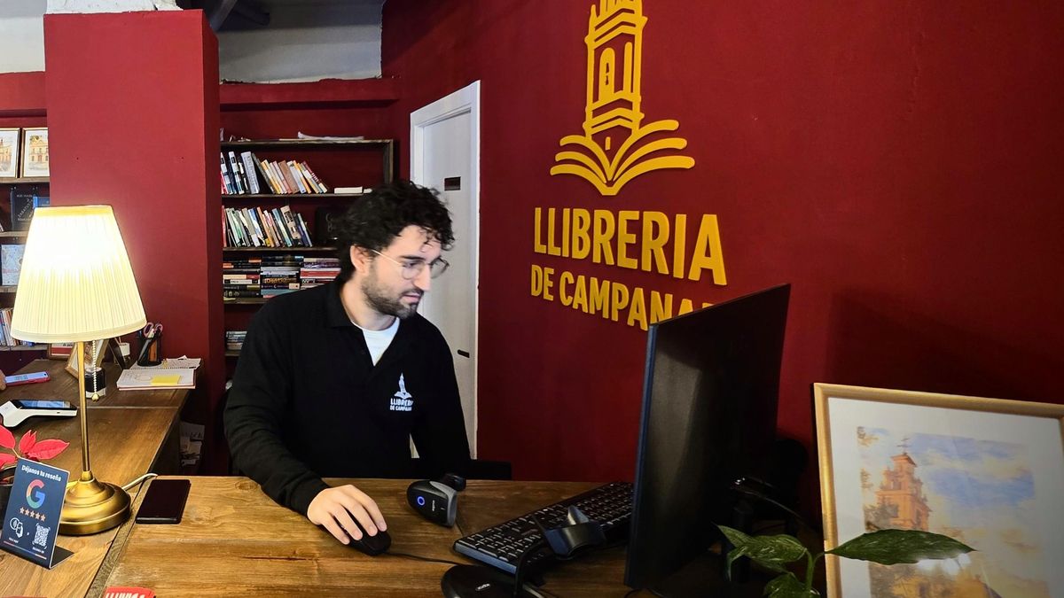 Carlos, metge reconvertit en llibreter, atén en aquest establiment de Campanar.