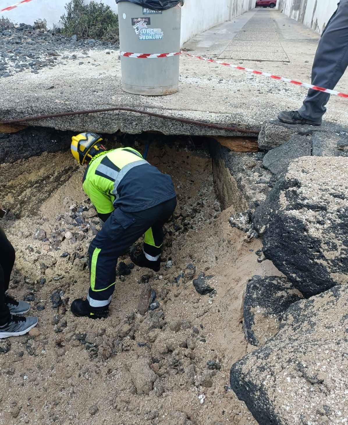 Revisión de alcantarillado en La Oliva.