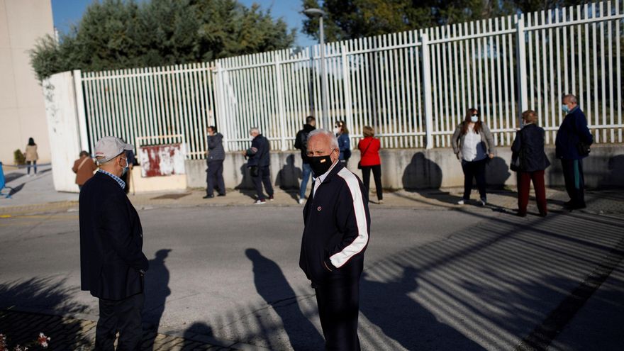 Varias personas hacen cola este martes para acceder al polideportivo Plata y Castañar de Villaverde, en Madrid, donde los vecinos han sido citados para hacerse pruebas del Covid 19. EFE/David Fernández