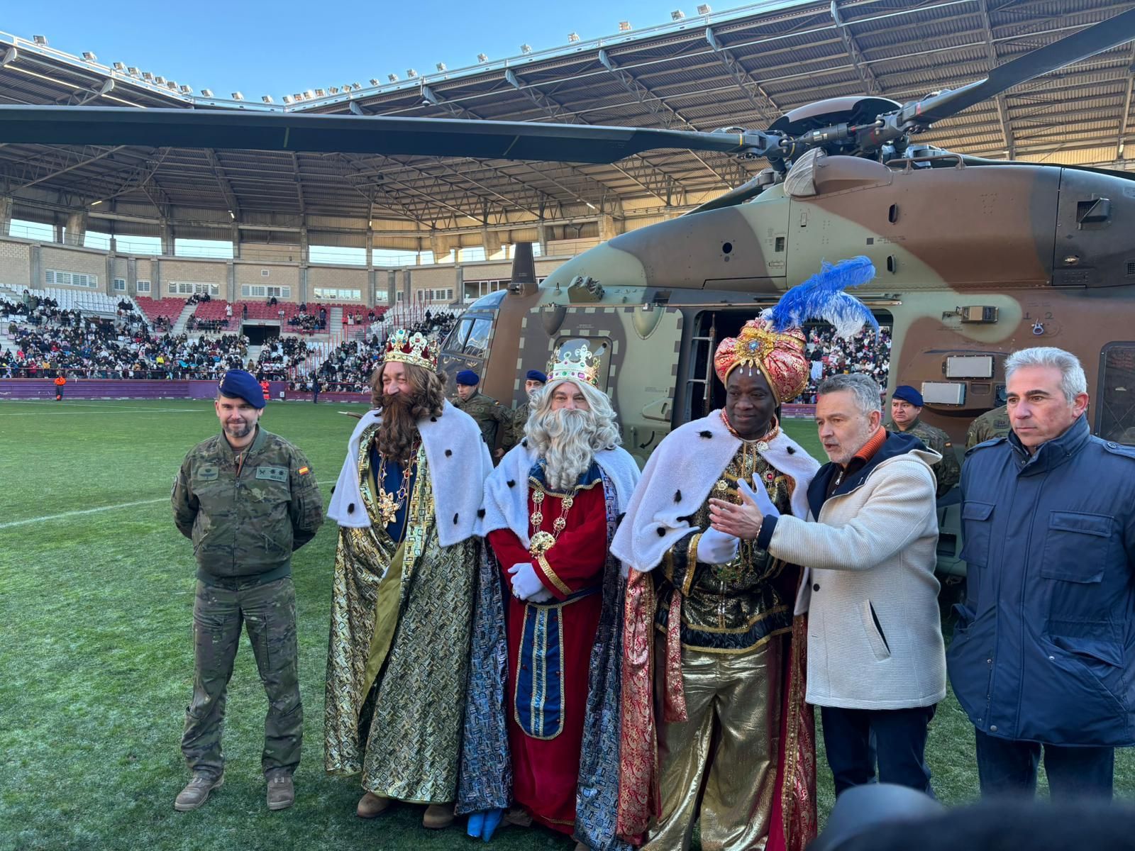 Los Reyes Magos ya están en Logroño: así ha sido el aterrizaje en helicóptero en Las Gaunas