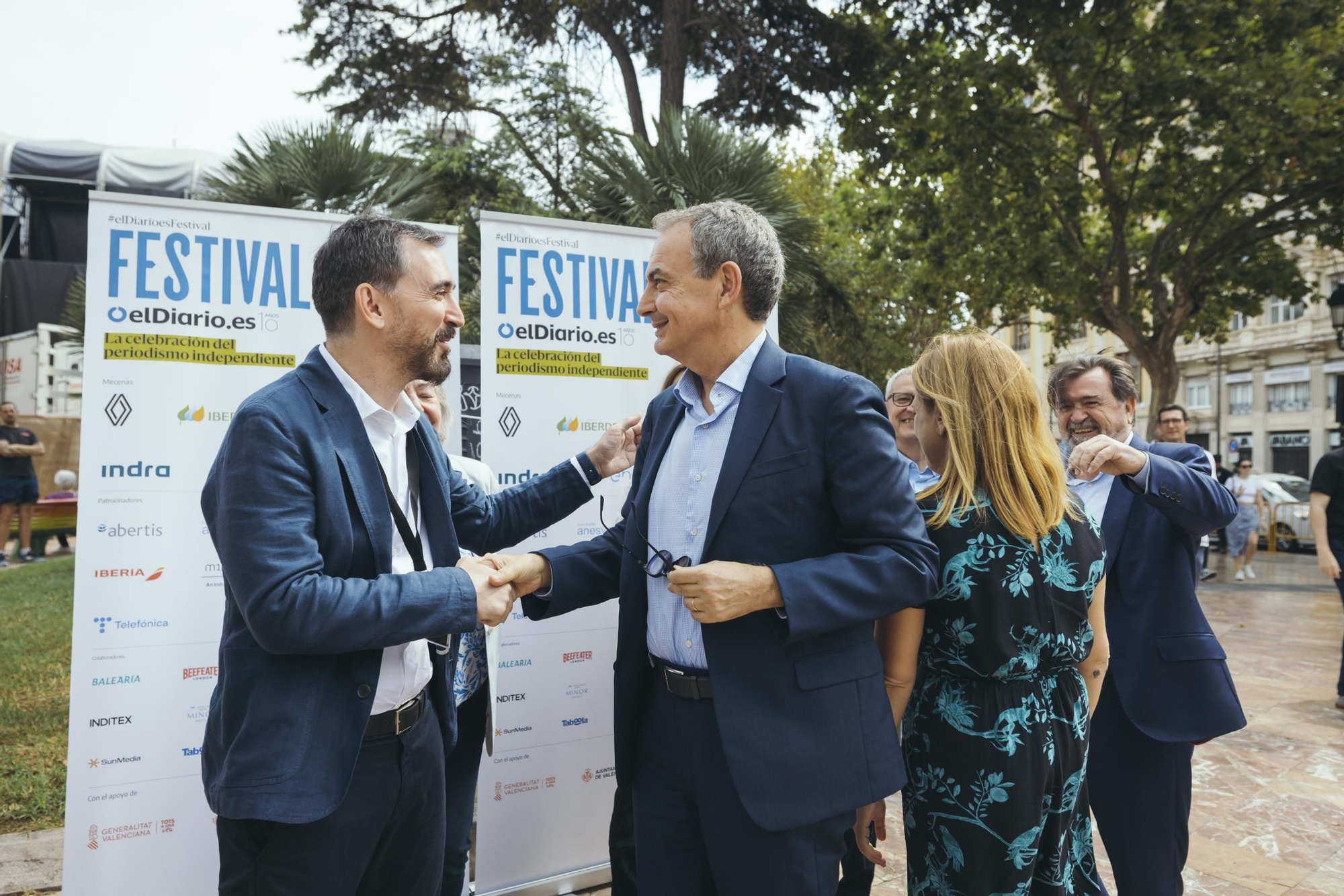 José Luis Rodriguez Zapatero saludando al director de elDiario.es, Ignacio Escolar