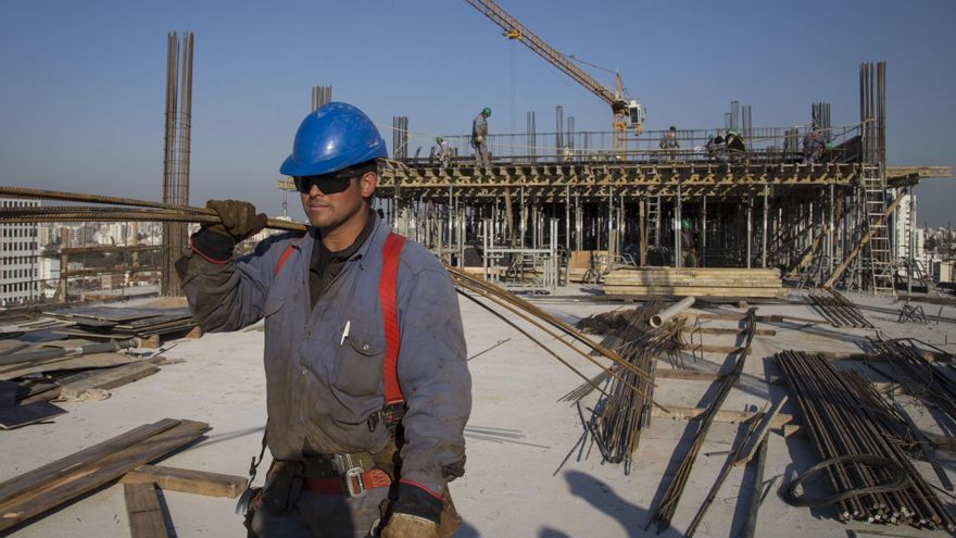 Qué dice el DNU sobre la suma fija de $60.000 para trabajadores y $25.000 para empleo doméstico: los detalles