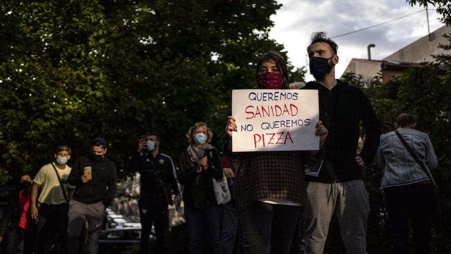 Entre las pancartas, críticas a la gestión de Ayuso en la Comunidad de Madrid