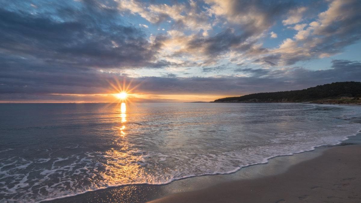 Situado al sur del puerto de Mahón, es el primer núcleo urbano de España que recibe la luz del sol