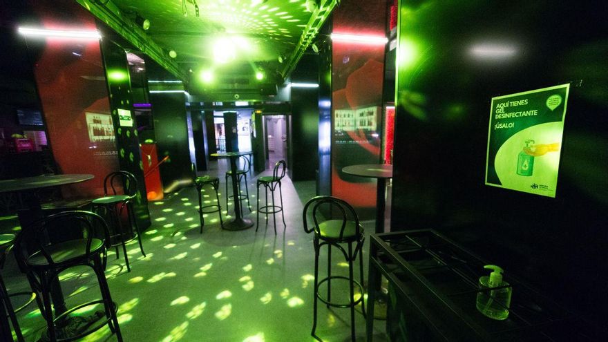 Archivo - Sillas en la pista de baile de una discoteca, en una imagen de archivo
