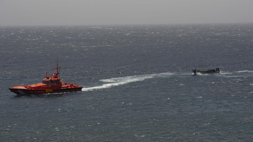 Hospitalizados dos de los migrantes rescatados de un cayuco este viernes cerca de El Hierro