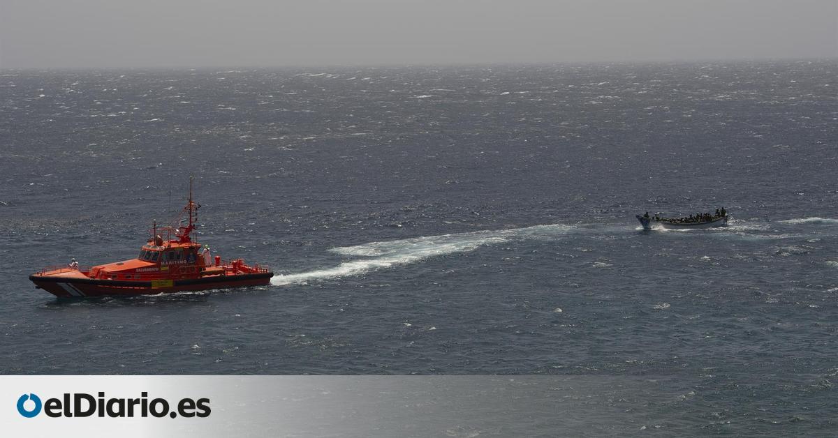 Hospitalizados dos de los migrantes rescatados de un cayuco este viernes cerca de El Hierro