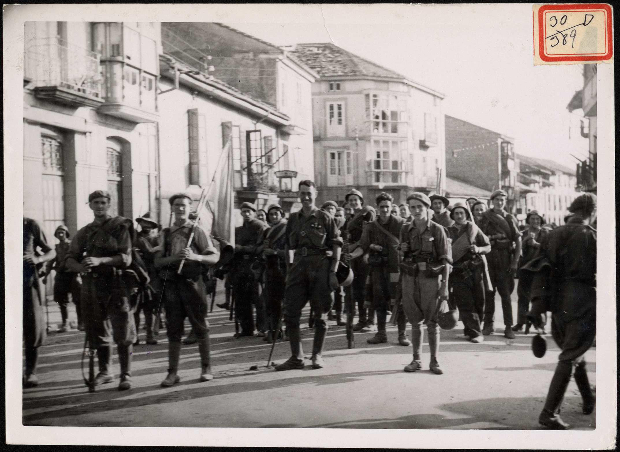 "Vista del pueblo lindante con Torrelavega (que tiene casas saquedas) con tropas del Requeté". 24 de agosto de 1937.