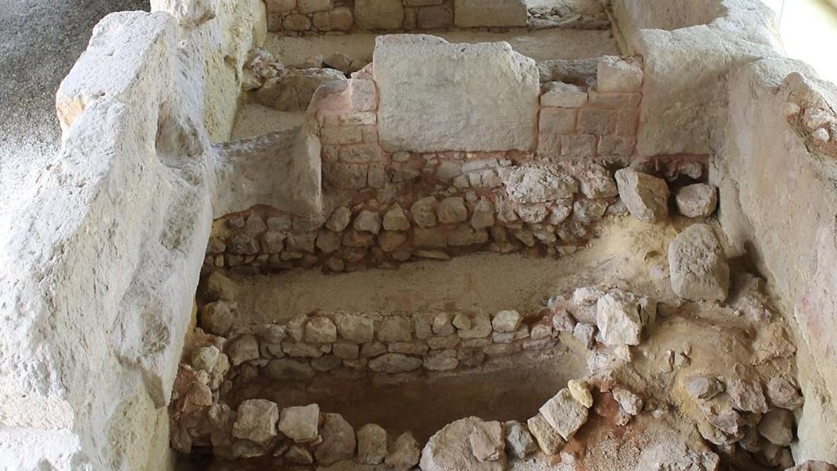 El uso de adobe de barro en las partes superiores de las paredes está bien documentado en todo el Mediterráneo púnico, con ejemplos notables en Mozia y Kerkouane.