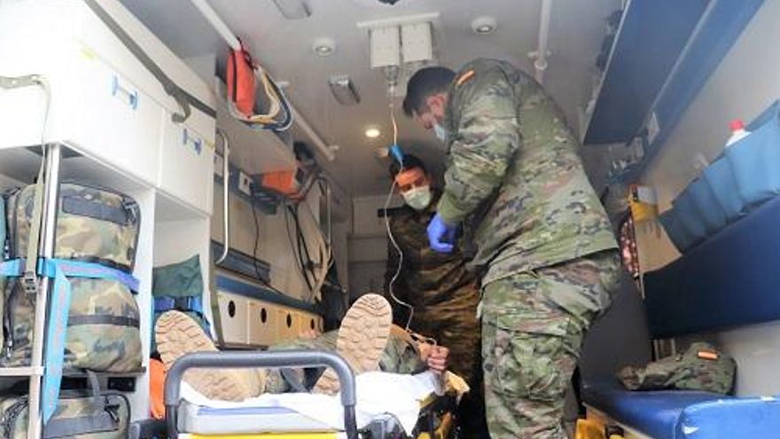 Interviniendo en el equipo móvil de Soporte Vital Avanzando con el que cuenta la base de Cerro Muriano, sede de la Brigada de Infantería Mecanizada 'Guzmán el Bueno' X (BRI X) del Ejército de Tierra.