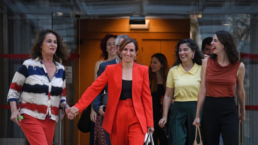 La portavoz de Más Madrid en la Asamblea, Mónica García, a su llegada a la segunda sesión del Pleno de investidura, en la Asamblea de Madrid, a 22 de junio de 2023, en Madrid (España).