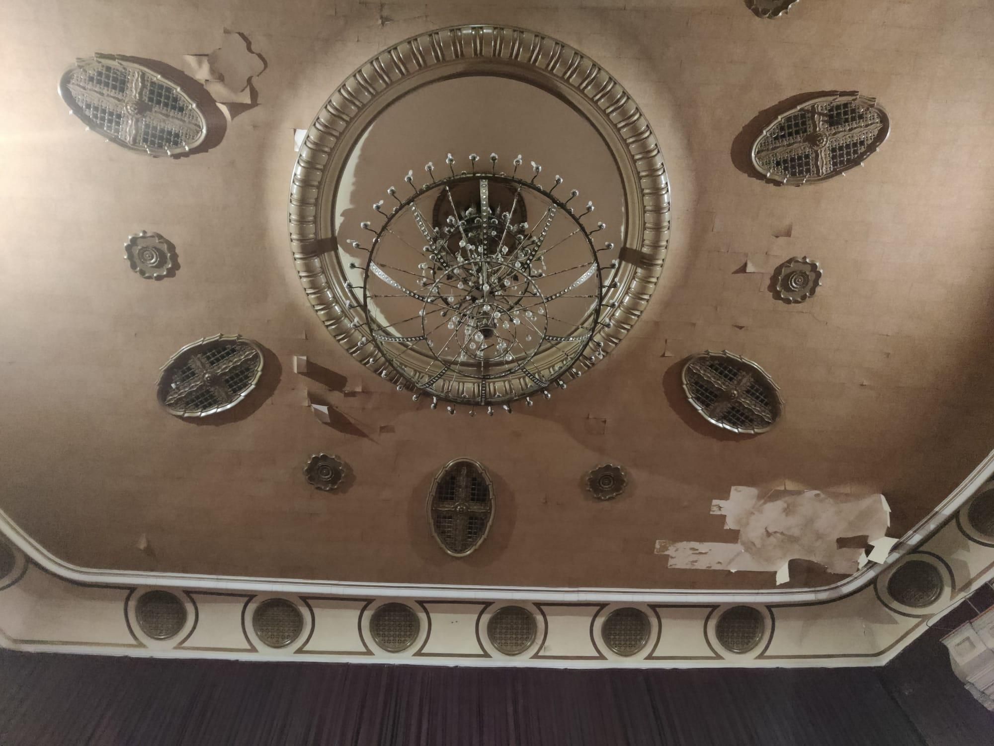 La empresa trabaja ya en la renovación del suelo, que rezuma salitre, y del techo y las paredes que están levantados por la humedad