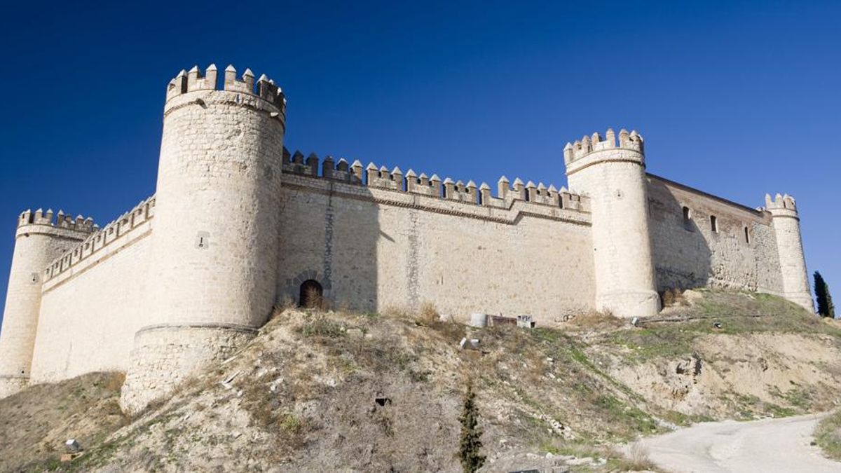 El pueblo a menos de una hora de Toledo que conserva uno de los castillos más emblemáticos de nuestro patrimonio