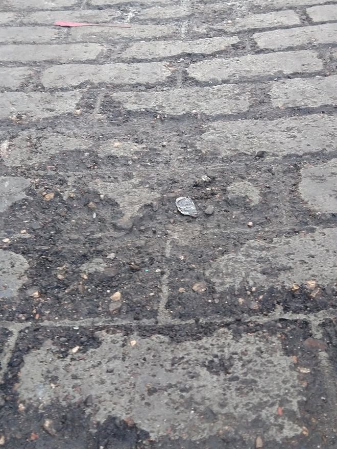 Asfalto impreso deteriorado en la calle San Andrés