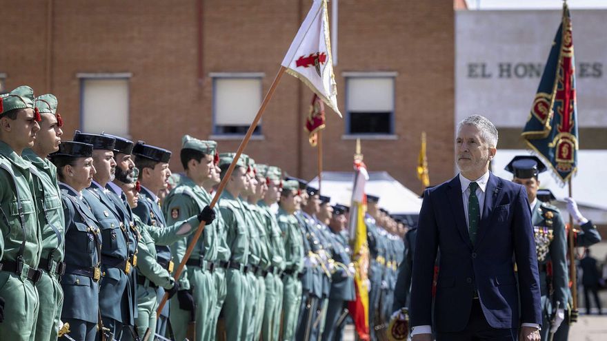 El ministro de Interior, Fernando Grande-Marlaska, durante la jura de bandera de la 171ª promoción del Colegio de Guardias Jóvenes, el 10 de abril de 2025, en Valdemoro (Madrid).