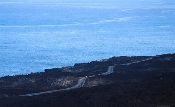 Tubería que discurre por la fajana creada por la erupción.