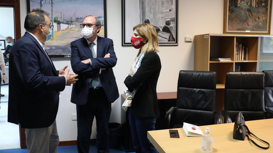 Hana Jalloul y Ángel Gabilondo conversan con el alcalde de Leganés, Santiago Llorente, antes de un acto en un centro cultural de la ciudad.