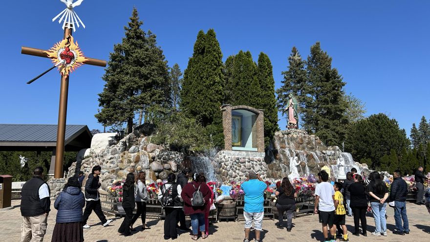 Los católicos latinos de Chicago esperan de León XIV que ablande el corazón de Trump