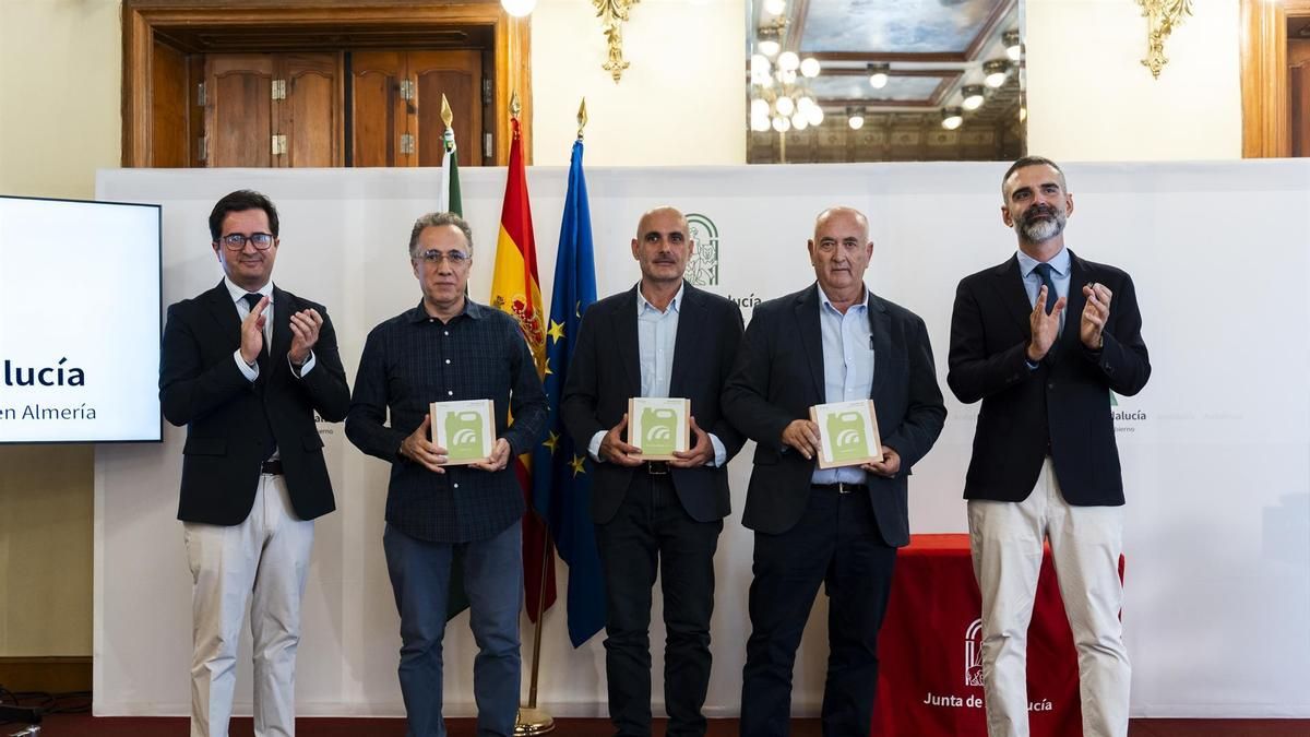 El consejero de Agricultura, Pesca, Agua y Desarrollo Rural de la Junta de Andalucía, Ramón Fernández-Pacheco, durante el acto de entrega de los premios Sigfito celebrado en Almería.