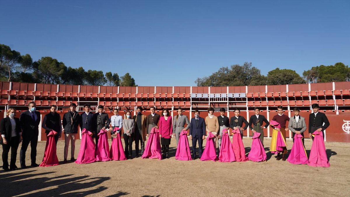 Acto de Ayuso y Almeida en la plaza de toros de la Venta del Batán, en diciembre de 2021