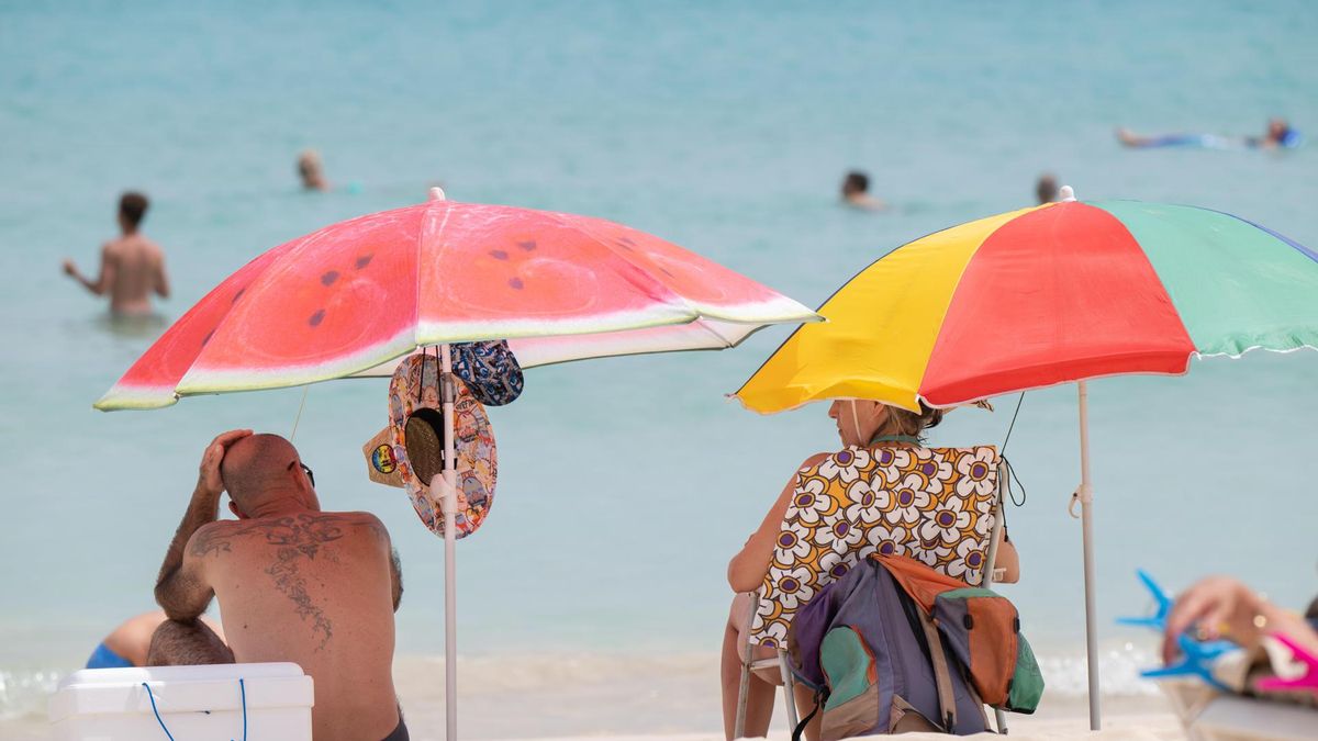 Varias personnas en las Grandes Playas de Corralejo (Fuerteventura) este fin de semana. EFE/Carlos de Saá