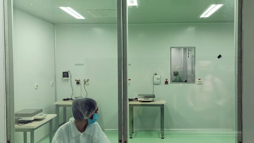 Imagen de archivo de trabajadores de laboratorio de alto riesgo procesan las vacunas cubanas contra la Covid-19 hoy, en La Habana (Cuba). EFE/ Ernesto Mastrascusa