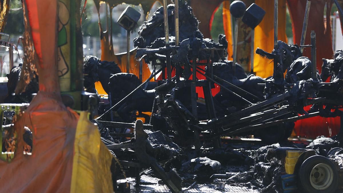 El incendio de la atracción infantil de la plaza Matías Prats, en imágenes