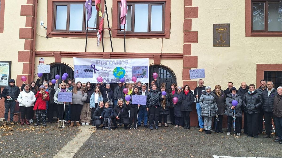 Concentración por el 25N en Murias de Paredes