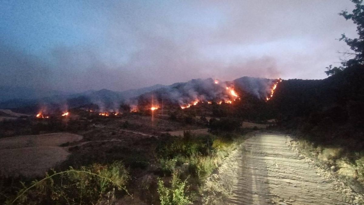 El incendio de Riglos obliga a evacuar a otros cuatro núcleos y mantiene en riesgo los monasterios de San Juan de la Peña