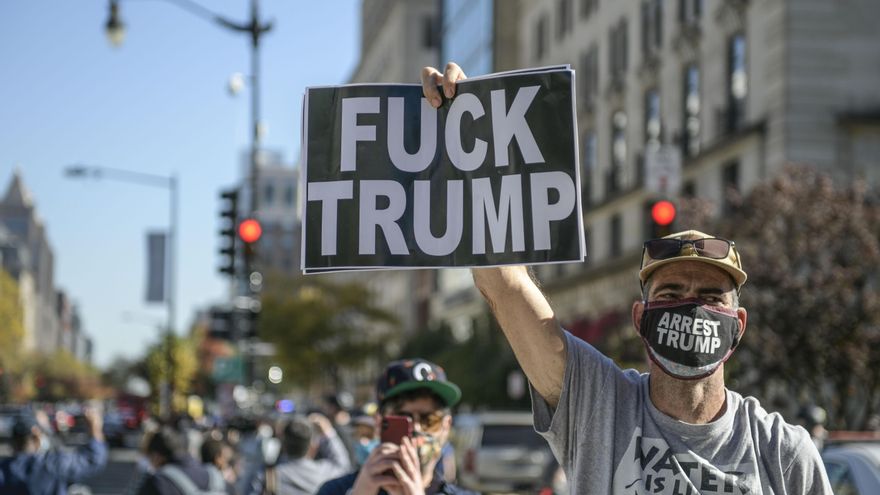 Miles de manifestantes se han congregado en las proximidades de la Casa Blanca, que se encuentra fuertemente vallada, para continuar la celebración