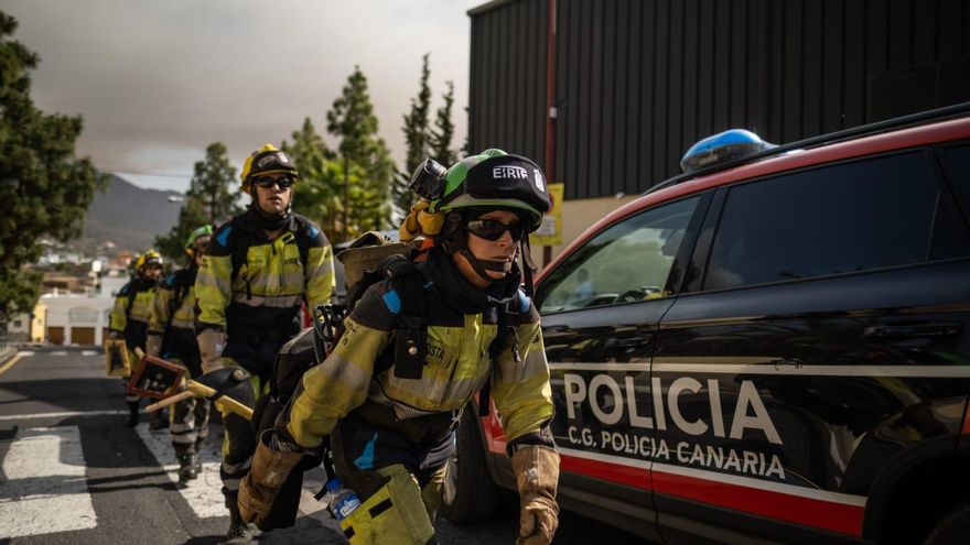 Efectivos trabajan en la extinción del incendio en Tenerife