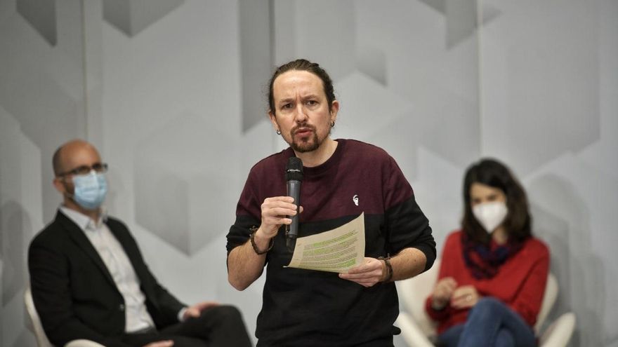 El secretario general de Podemos, Pablo Iglesias, junto a la coportavoz de la formación, Isa Serra, y el secretario de Estado de Derechos Sociales, Nacho Álvarez, durante un acto organizado por el partido sobre las políticas de vivienda.